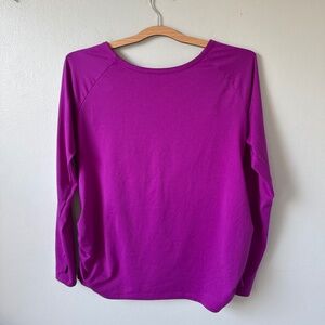 Old Navy active maternity shirt with thumb holes and back slits